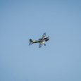 Flygplan mot en blå himmel
