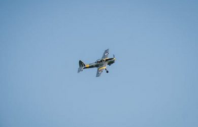 Flygplan mot en blå himmel